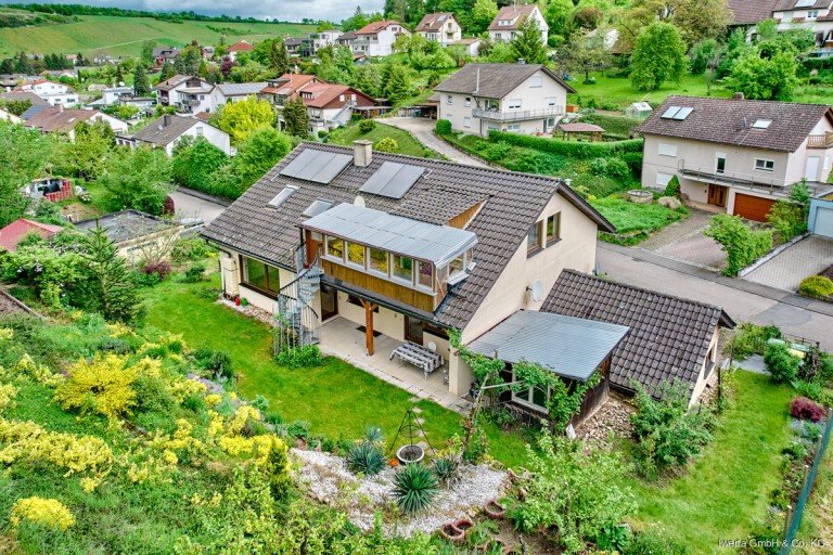 Au�enansicht Knittlingen Zweifamilienhaus Gro�es, ruhiges Zweifamilienhaus in idyllischem Gr�n