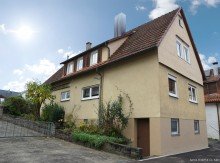 Hausansicht Eigenheim mit Garage und Garten wartet auf Sie