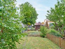 Garten Sch�nes, gro�es Familienhaus - wie es in der Reihe steht