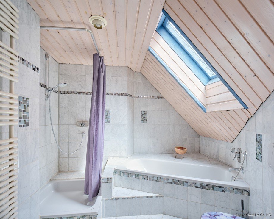 Badezimmer DG Zweifamilienhaus Markgr�ningen