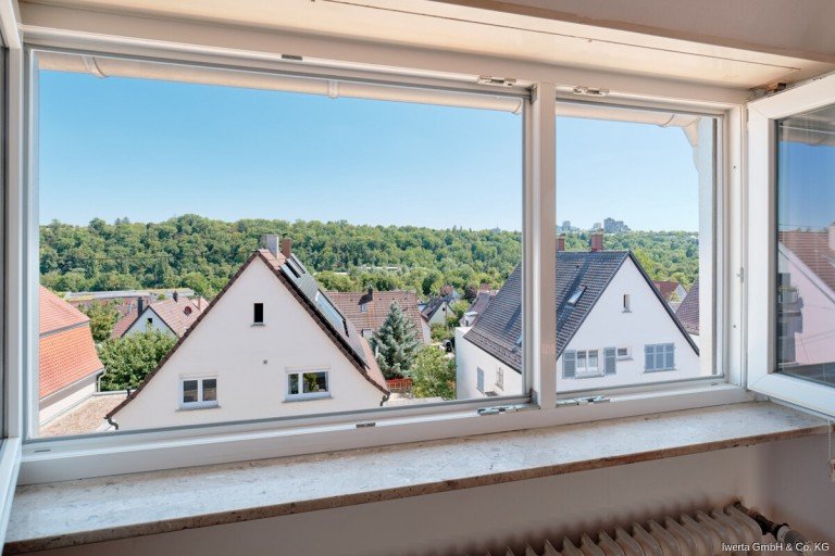 Ausblick vom Wohnbereich Stuttgart / M�hlhausen Dachgeschosswohnung �ber den D�chern von M�hlhausen - bald wohnen Sie ganz oben!