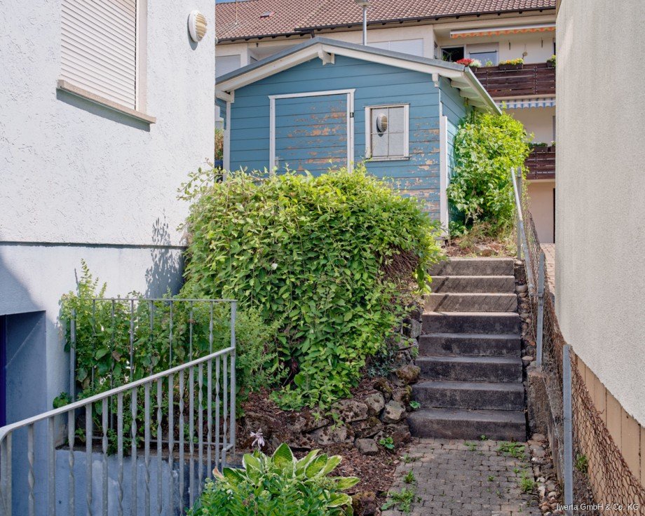 Abgang in den Garten Mehrfamilienhaus Urbach