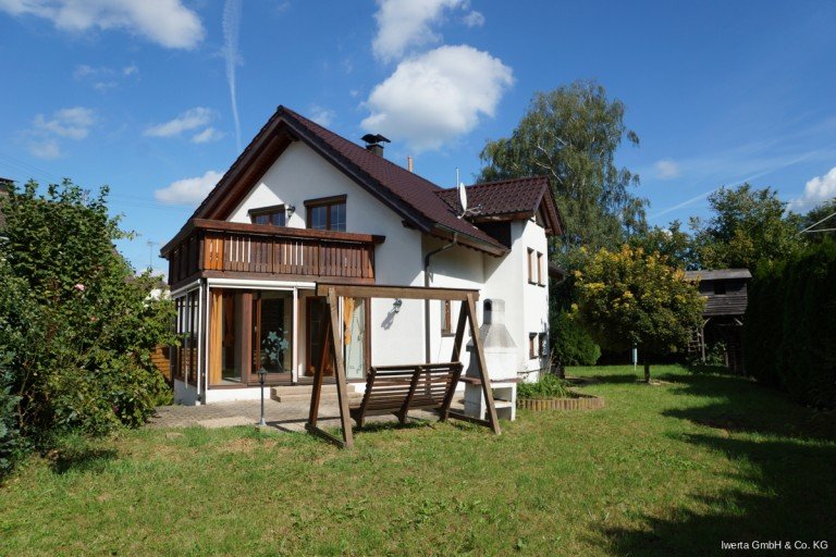Hausansicht Winterbach Einfamilienhaus Ein Haus umgeben von Gr�n - perfekt f�r Ihre Familie