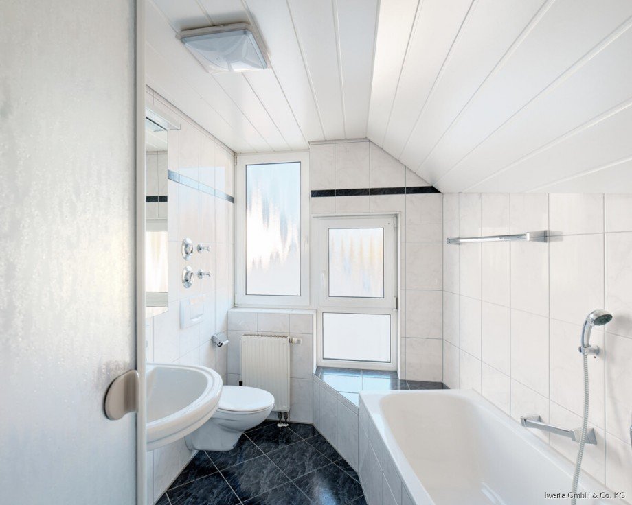 Badezimmer Dachgeschosswohnung Pl�derhausen
